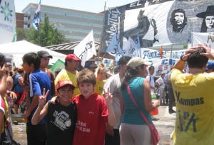 Hubo vigilia en la puerta  del nosocomio, jóvenes  y representantes de  agrupaciones políticas  delvisenses dijeron:  “Presente”.