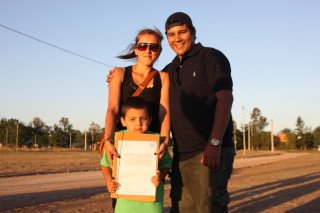 Jóvenes familias ya sueñan con la casa propia en la ciudad que eligieron para vivir y criar a sus hijos.