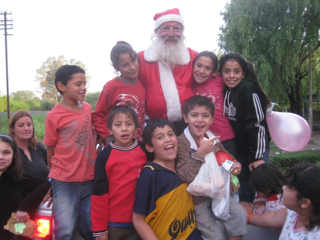 Chicos felices junto al querido Papá Noel derquino, siempre dispuesto a sembrar amor y ternura entre los más peques. La caravana llegó al Merendero los Bajitos, donde más niños esperaban.