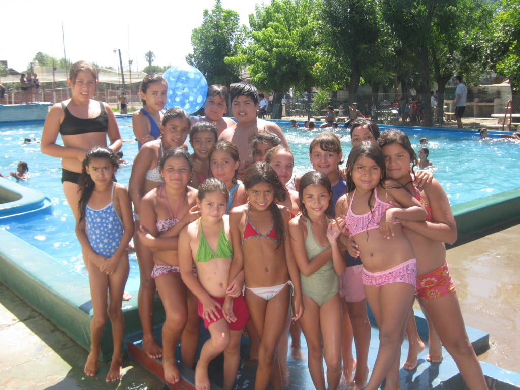 Toro, Monterrey, El Bajo, Los Laureles, desde todos los rincones llegan los/as niños/as con su toalla al hombro para disfrutar de la amistad y la pileta