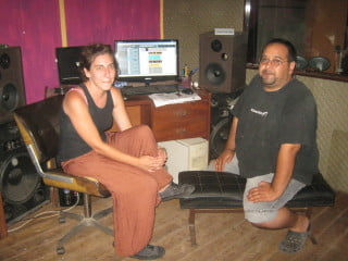 Celina y Pablo en su estudio de grabación, allí reciben bandas y solistas dispuestos a convertir en realidades sus canciones. Teléfono de contacto 011-15-53767598.  