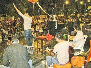 Del Viso va por más Damian Ferrari en el escenario, músico melódico. Más de 1.500 personas disfrutaron de una tarde distintas en la plaza Independencia de la Cuidad de los Pájaros.