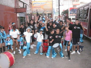 1 Al llegar “Los Inkietos” repicaron sus bombos solidarios al bajar del colectivo