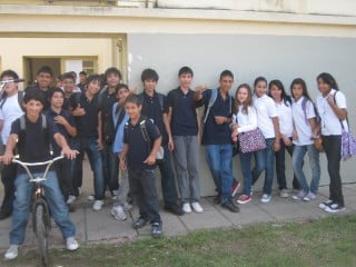 Chicos fotos Sueltan sus alas bajo un cielo suave, a veces hostil. Pájaros de los barrios.