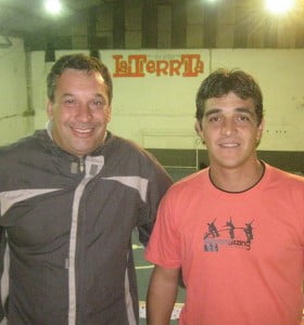 Franco Coronel es el hijo de la peluquera del barrio, hoy presidente de La Tierrita. Junto a Adrián Ibarra lanzan la rifa del año.