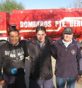 Carlos Monzón y Oscar Verna, compañeros de Ezequiel (medio). De fondo “el nuevo bebé”, un camión cisterna con capacidad para 13.000 lts. de agua. 