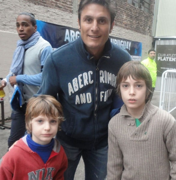 Los hermanos con Pupi Zanetti en un partido a beneficio entre Argentina y Uruguay. Los hermanos con Pupi Zanetti en un partido a beneficio entre Argentina y Uruguay.