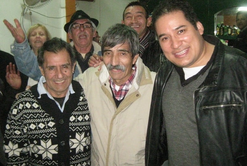 tio dick Y cuando el sol en fuga marcaba el final de la partida, llegó Tato Díaz (un amigo) con una sorpresa muy especial: el maestro Cuti Carabajal para regalarle unas canciones.