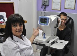 Tecnología de última generación al alcance de todos. Mónica y su sobrino sonríen y saludan. La familia acompaña.