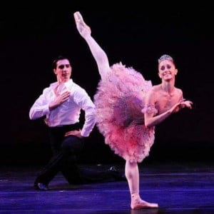 Rodrigo junto a Marianela Núñez, primera bailarina del Royal Ballet de Londres.