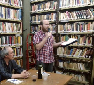 En la foto, Ariel con Walter Ianelli (sentado) en la presentación de su último libro Paradojas modernas en la biblioteca. “Un saludito para Daniela y Salvador. Y un pensamiento para mi viejo, Daniel Guallar”, deslizó Ariel al final de la entrevista.