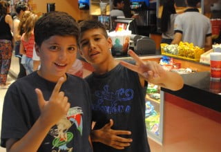 Lautaro y Tobías a punto de entrar al cine Multiplex. Antes pasaron por Candy Bar para proveerse de ricos pochoclos y gaseosa.