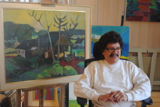 Además de autor y compositor, Ramón Ayala es un gran pintor. En la foto, rodeado de una de sus obras.