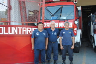 Ahí están algunos de los Bomberos, faltan muchos de ellos, pero de pie en la entrada del cuartel, con la sonrisa en el rostro, salieron algunos en representación de todos.  