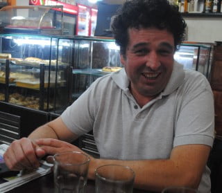 La sonrisa de Tati López celebrando la colocación del piso de goma (1.000 mts.2) del Microestadio Juan Borsani. “Fue una gran inversión pero estamos felices”, contó antes de la entrevista acompañado de Marcelo Fiore, Director Ejecutivo del Derqui.