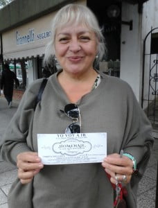 La querida Liliana es hija de Eduardo “Chiche” Tamburini, otro de los fundadores. Cuando abrió el boliche ella tenía 17 años. “Primero íbamos al club Derqui y después directo a Aranjuez. Significó algo muy lindo que quedará grabado para siempre en nuestros corazones. Me parece estupendo que se reconozca la trayectoria de los que trabajaron ahí, reservame 10 tarjetas para la Noche de Gala porque parte de nuestra vida la pasamos en Aranjuez.”