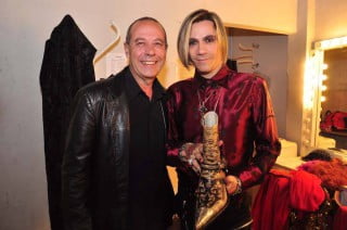 “Roberto Piazza fue uno de los tipos que me hizo un clic. Fuera de lo mediático, es un groso de verdad. Le hice como 5 ó 6 pares de botas; uno de los pares tiene 700 incrustaciones de strass con puntera y talonera de alpaca. Un día le llevé un par para un show y en un momento en que nos quedamos solos me habló no como Roberto Piazza cholulo sino que me habló como un artista y me dijo: ‘Mirá que yo he recorrido y he visto botas en todo el mundo pero como las tuyas no. Lo tuyo es arte’.”