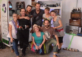 Virginia Pimentel (en la foto, primera a la izquierda) es la fundadora de la Cooperativa NuevaMente y de Abuela Naturaleza. Mariano Canelo (en la foto, parado en el medio) es el curador del Museo de la Basura, que no es otra cosa que fruto del esfuerzo conjunto de la Asociación Civil Abuela Naturaleza y la Cooperativa de Trabajo NuevaMente y los vecinos del Municipio de Morón. 