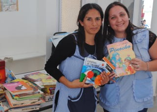 (Foto de arriba) La Biblioteca Rosario Vera Peñaloza está frente a la placita de Haedo, recientemente le quitaron la ayuda nacional y provincial; eso no impidió que su espíritu solidario siga firme: la Biblio hizo una importante donación de libros a un Jardín de Infantes de Pilar. (Foto de abajo) “Lamentablemente inauguraron pero el Jardín no tenía nada”, contó la señorita Analía Rodríguez quien junto con Cariña Suarez iniciaron el pedido solidario. 