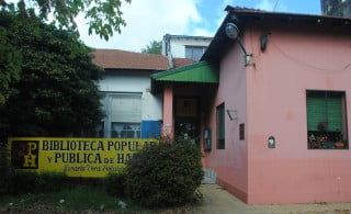 La Biblioteca Rosario Vera Peñaloza está frente a la placita de Haedo, recientemente le quitaron la ayuda nacional y provincial; eso no impidió que su espíritu solidario siga firme: la Biblio hizo una importante donación de libros a un Jardín de Infantes de Pilar. 