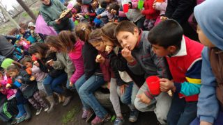 ¿Se acuerdan de la quema de gomas? La que está pegada a las vías del San Martín. Bueno, allí un grupo de amigos, entre los que se encuentra Jony Fleytas, levantaron un merendero con la mirada puesta en Cristo. Valiosa juventud y verdadero orgullo para Derqui son ustedes. Ayuda por contacto vía Facebook Jony Teknon.