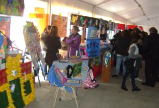 “Atravesando la Plaza de la Cultura, a pocos minutos de comenzar el evento y con mi cámara lista, pude observar el entusiasmo con que los docentes preparaban la escenografía que engalanaría el escenario durante la jornada. Banderas argentinas eran el marco perfecto del lugar. Los alumnos que las sostenían desbordaban de orgullo y emoción”, escribió Graciela Mastropasqua integrante de la Comisión Referentes Bibliotecarios CIIE Morón y responsable del registro fotográfico.