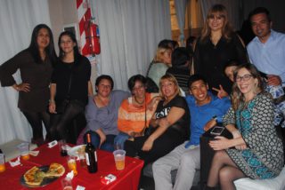 Más de 200 personas colmaron el salón de AC Recepciones y le dieron vida a una noche inolvidable. Entre ellas, varios matrimonios cuya relación comenzó en el legendario boliche derquino. Ahora se viene “El túnel de tiempo”. No te lo pierdas.