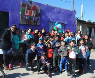 “La fuerza la hacemos entre todos”. Lamentablemente en los últimos meses se ha incrementado el número de niños que necesitan una taza de leche porque en su casa ya no la tiene. Un nuevo merendero en el Barrio El Bajo, que cuenta con el apoyo y ayuda de varias personas sensibles. Entre ellas la hija de Natalia Sidjes y el “Negro” Soqueira.