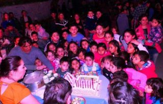 El centro murga “Utopías Denunciadas” festejó por partida doble: por un lado el Día del Niño y por el otro el cumpleaños número 8 de ese murgón. Escenario, sonido, música, teatro, regalos, torta y ritmo al amparo de El Bodegón del Club Unión, lugar que desde hace algún tiempo cobija los sueños de estos amigos cuyos inicios hemos transitado juntos con El Apogeo. Feliz cumple y por muchos más.