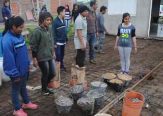 Impresionante jornada de trabajo solidario para la instalación del sistema fosa séptica en el Merendero Chicos Felices y la platea de hormigón para la ampliación del edificio. Participaron alumnos de la ENET N°2 con el apoyo de FEPAIS, juntos por una convivencia positiva.