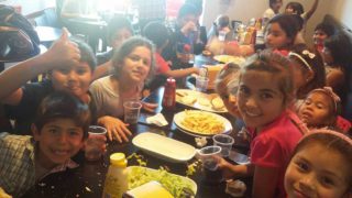 Niñas y niños del Merendero Chicos Felices (Derqui) de visita en Mila´s, local gastronómico del shopping Tortugas. Gracias Vero y Rafa.