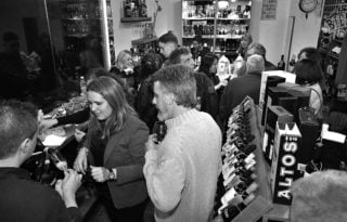 Para aquellos que quieran acercarse a vivir esta experiencia, les contamos que Vino y Psicodrama se encuentra en M. R. Fragio 1003, esquina Bacacay, Ituzaingó. Teléfono 4661-5639. Web www.vinoypsicodrama.com.ar. (foto gentileza Adrián Arellano)