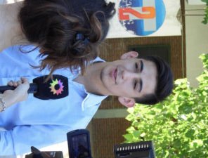 Esther y Benja fueron entrevistados por Canal 13 y TN poco después de terminar las clases, ambos son parte de los QUINIENTOS que recibieron el libro Inventar un viento en reconocimiento por su compromiso por Derqui. El motivo de la nota que les hicieron junto a otros compañeros alumnos de la ENET fue por el proyecto de la Fosa Séptica Ecológica. Felicitaciones y gracias por dejar bien parado al barrio.