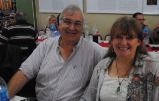 “Mi padre fue uno de los que pusieron los primeros ladrillos. Se llamaba Agustín Sentis. Él siempre me habló en catalán y mi madre, en castellano. Ellos fueron los únicos que vinieron de su familia. El resto se quedó. Cuando en el 2002 tuve la oportunidad de ir a España y conocí a la familia que tenía allá, ellos pensaron que ya había estado antes… es que lo llevo adentro, lo que sembraron creció. Mi sangre es catalana y mi oxígeno, argentino”, comparte María del Carmen Sentis.