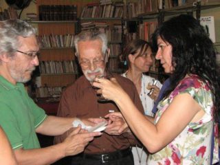 En la biblioteca Alba Correa Escandel (de izquierda a derecha): Alberto Arias (poeta-editor), Alberto Ponzo, María Montserrat Bertrán y Ciela Asad.