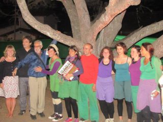 En el “Homenaje juntos” en la Plaza de los Españoles (de izquierda a derecha): Graciela Poch, Claudio Turica, Alberto Luis Ponzo, Ciela Asad, Andy Bozzo, Daniel Cuzzolino, Solange Riccardi, Sofía Saraniti, Claudia Giombini y Florencia Chidichimo.