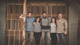 De izquierda a derecha: Federico Birckenstaedt, Stefania Pagliaro, Federico Smokvina, Érika Chait y Sergio Acevedo, los cinco egresados de Arquitectura de la Universidad de Morón que construyeron un módulo habitacional en el paraje El Molle, Campo Gallo, Santiago del Estero.