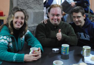 En la foto (de izquierda a derecha): Melisa, Gerardo y Cristian. P.A.DI.M.M. está en Colón 849, teléfono 4489-1168. Horario de atención: lunes a viernes de 9 a 17hs.