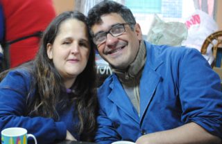 La asociación apunta a desarrollar y potenciar las capacidades que tienen los chicos mediante la creación y equiparación de oportunidades; promueve la participación en actividades extra laborales recreativas, deportivas y formativas. En esta foto: Melina y Adrián.