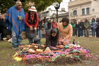 Francisco Estévez (integrante de Tinkunakuy) junto a su compañera Carla Mirelles y Mario Barrios y Olga Choque en la Pacha 2016. Este año, la celebración tendrá lugar el 27 de agosto a las 12 hs. en la Plaza San Martín de Morón. (Foto gentileza Gisela Céspedes. Facebook Fotos de un Caminante.)