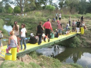 En 2012 más de mil personas de todo el Partido de Pilar, organizaciones sociales, medios de comunicación, clubes, murgas, ambientalistas, dirigentes, bibliotecas, fueron al lugar e hicieron un puente para que los vecinos puedan cruzar el arroyo.