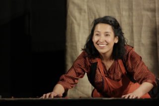 Mariela Salaverry Vicente, tercera integrante de Maracaracol Teatro. Talleres que están dictando: “Máscara boliviana, laboratorio teatral”, lunes 23 y miércoles 25 de octubre de 19 a 22 hs. en Escuela Cabuia, Maza 28, Almagro, Capital Federal; y “La expresión de la imagen en el hecho teatral”, todos los lunes de noviembre de 18 a 20 hs. en Domus Espacio de Arte, Pje. Campana 886, Castelar Norte. Para inscribirse, escribir a maracaracolteatro@gmail.com.