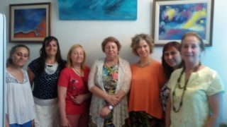 (de izquierda a derecha) Consejo Directivo del Colegio Regional Morón junto a la artista plástica Silvia Arias que está presentado su muestra en el colegio en estos días y es abierta a la comunidad: Eugenia Cozzitorti (vocal), Graciela Cademartori (secretaria), Margarita Stecher (tesorera), Silvia Arias (artista plástica) Vanina Maierù (vocal), Nancy Del Tino (presidenta) y Karim Muñoz Codazzi (vocal). Falta en la foto Myriam Tiralongo (vicepresidenta).