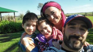 Felipe, Vicky, Noelia y Daniel. Una familia que va por el milagro más grande. Buscá información sobre eventos de la campaña en Facebook: ayudemosavicky.