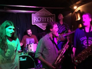 “A los pibes los tenés que estimular, enseñarles a estimularse con lo que a ellos les resulta interesante o les gusta, lo que los divierta, lo que sume a su conocimiento, así les va a ir bien. Si no se los come este sistema horrible que tenemos”, comparten los chicos al finalizar la nota.