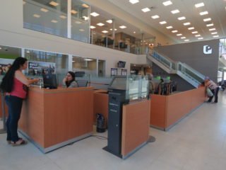 La nueva sucursal del Banco Provincia es mucho más amplia y cómoda. Ahora falta que pueda desarrollarse operativamente para que la comunidad de Derqui no sufra más ni las largas horas de espera ni la falta de tecnología adecuada a la hora de atender las necesidades de estos tiempos. 
