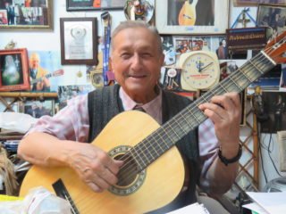 Ramón abre las puertas a un mundo de recuerdos y proyectos. Pasado, presente y futuro se conjugan en las paredes de su casa, están llenas de recortes periodísticos, cuadros, fotos y reconocimientos. Una vida dedicada a la música y a Derqui.