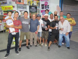 Lucas y Tachi rodeados del afecto de vecinos y comerciantes de la cuadra.