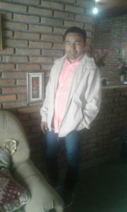 Gabriel de punta en blanco, bien vestido y aseado. Mucho mejor física y psicológicamente. Mientras estuvo en Derqui asistió a la iglesia Nazareno del Cruce, visitó comercios y gente que lo quiere.