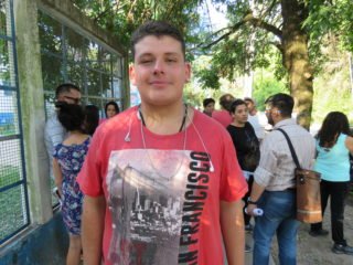 Matías Castillo es alumno de la Media 4 de Del Viso, participó del abrazo a su escuela y escribió un rap: Piensan que van a llegar / a sacarnos algo de la mano / derechos humanos ante todo / prioridad / ellos piensan que es un juego / nos quieren sacar estudio metiendo miedo / quieren enfriar la protesta tirando fuego / y egocentrismo es lo que se termina por alimentar / no buscamos discusiones ni disturbios / nada más que sólo nos puedan asegurar que dejen el estudio / porque todos quieren un futuro para progresar / mas / pónganse en nuestro lugar / ajustan ustedes como gobierno nacional / y sacan trabajo / dinero / familiar / sacan la posibilidad de poderse alimentar / está bien protestar con respeto / y está bien que nos sepan escuchar / está bien que tengan obligaciones de gobierno / y está bien que podamos estudiar y trabajar.